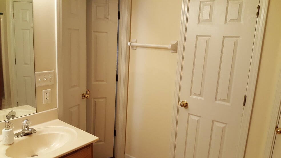 Building Photo - 1162 Island Pl E