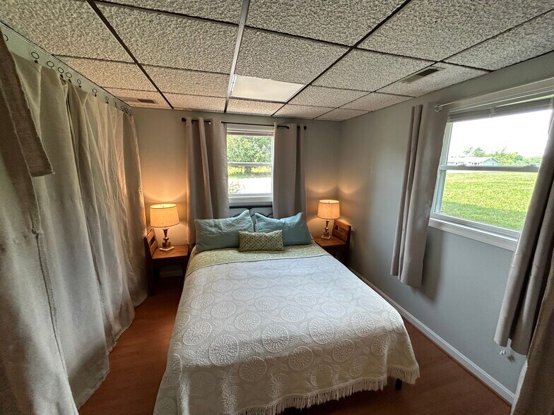 queen sized bed - 2671 Thomas Jefferson Pky