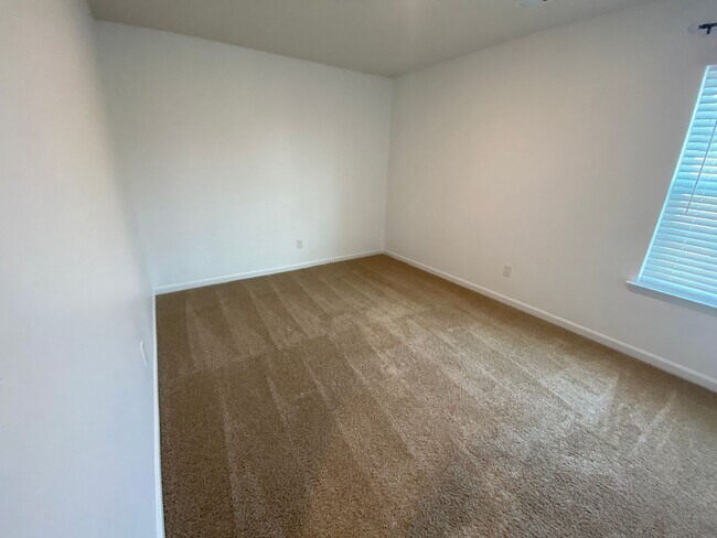 Building Photo - MOVE-IN READY!