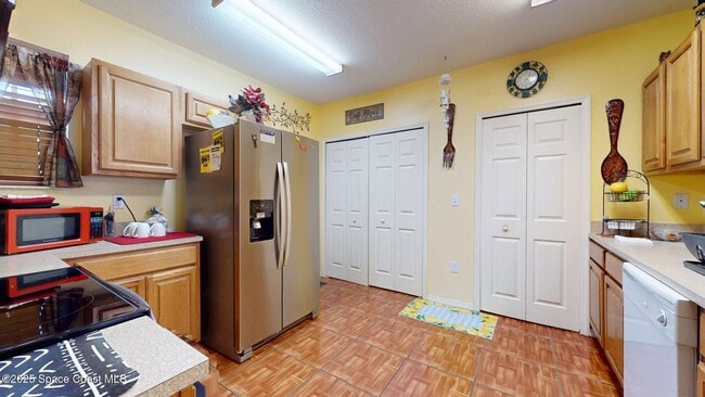 Building Photo - 824 Temple St