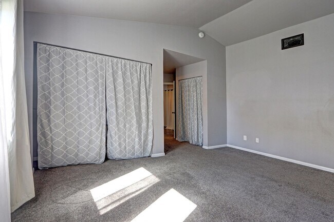 Building Photo - 1521 Desert Ridge Ave