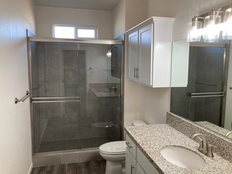 Master bathroom - 3928 S Burke St