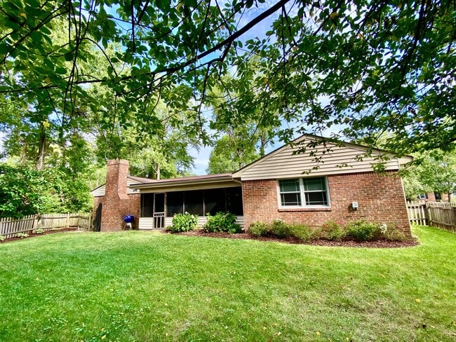 Building Photo - Charming Ranch-Style Home With Garage Avai...