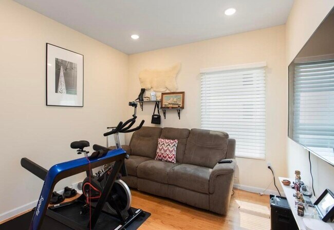 Building Photo - 86 Oak St