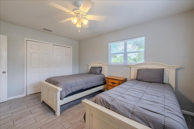 Building Photo - ANNUAL RENTAL - 3 Bed, 2 Bath Fully Furnis...