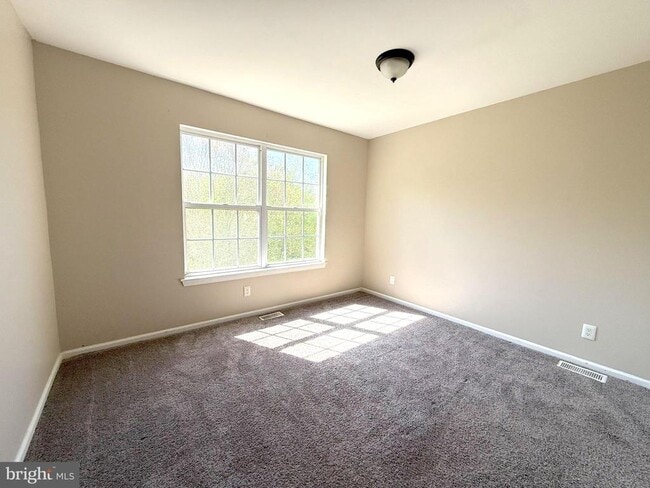 Building Photo - 44 Pondview Ln