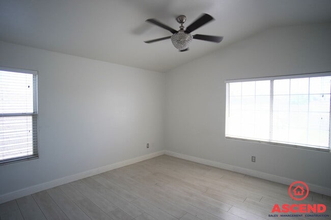 Building Photo - Charming 3 Bed 2.5 Bath Home Located Off of White Lane and Gosford!