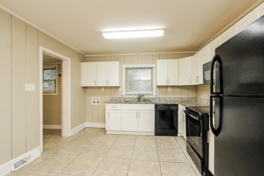 Building Photo - 3924 Broadview Dr