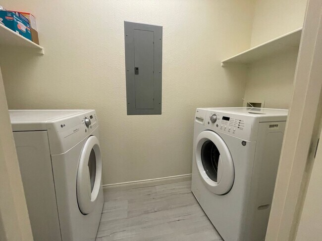 Building Photo - Available NOW!-2 Bedroom Unit in Manhattan Guard Gated Community!