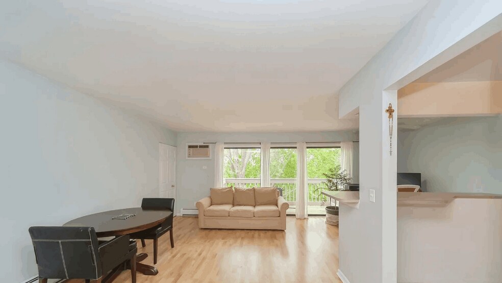 Building Photo - 239 W Court of Shorewood