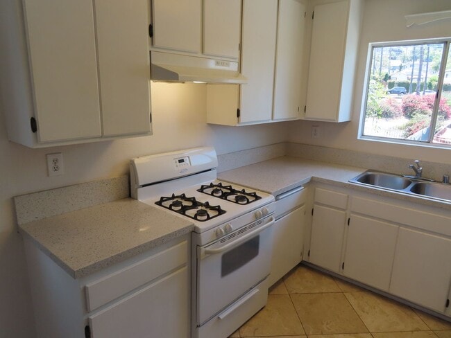 Building Photo - Renovated 2 Bed, 2 Bath Apartment in the h...