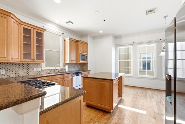 Building Photo - 1408 Rosedale St