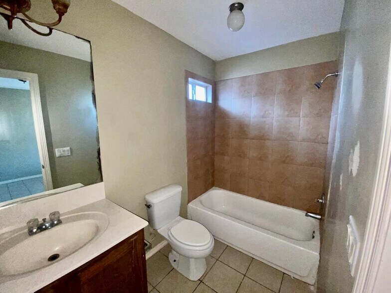 Building Photo - 1013 E Westway Ave