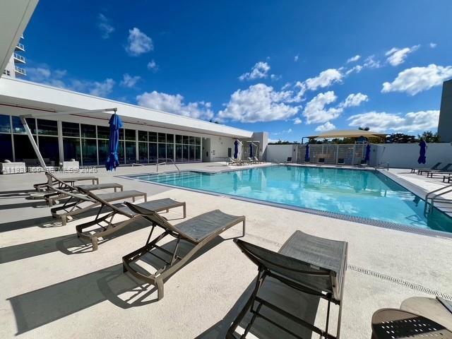 Building Photo - 14951 Royal Oaks Ln