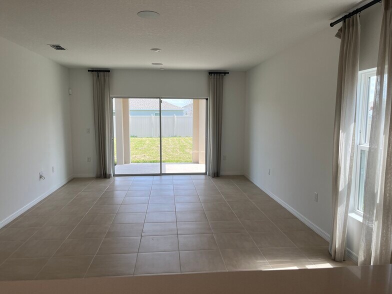 Building Photo - 2571 Driftwood St