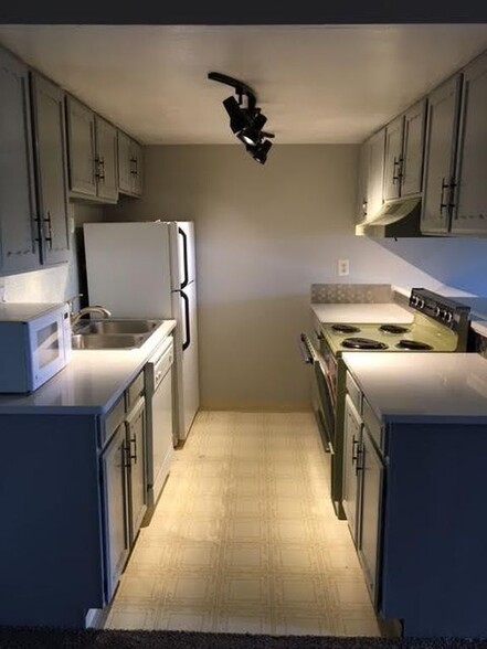 Building Photo - 645 Manhattan Pl