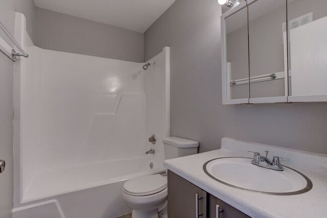 Building Photo - Cozy Studio Apartment - 1st Month Free Ren...
