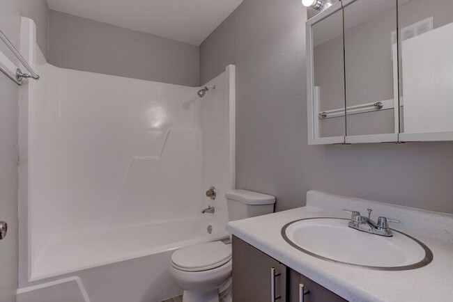 Building Photo - NOW RENTING! Lower 1-bedroom 1 bath! GET I...