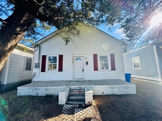 Building Photo - DOWNTOWN WILMINGTON - 3 Bedroom & 1 Bath -...