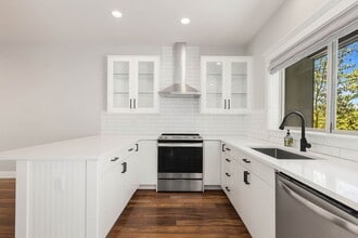 Building Photo - Lovely 3 Bedroom Townhome - Attached Garage