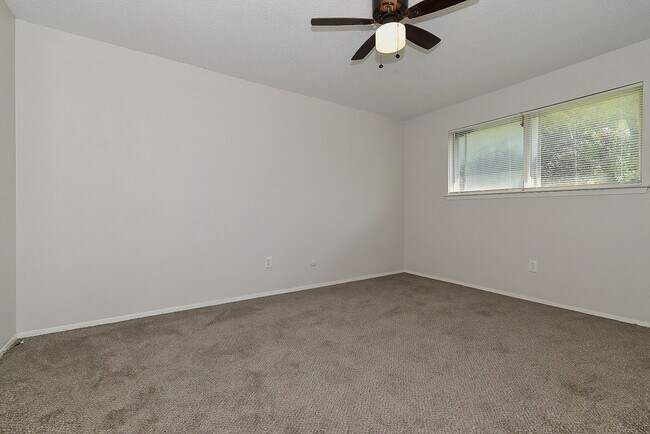 Building Photo - 1703 La Fontaine Ln