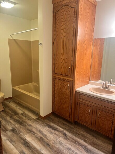 Building Photo - 23 Hollyhock Ct