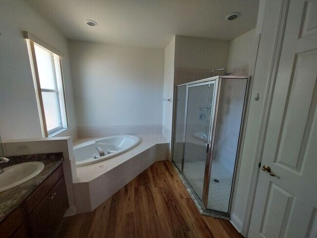 Building Photo - Beautiful 3/2/2 on 1/3 of an acre