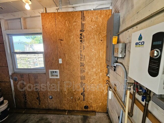 Building Photo - 501 25th Ave W