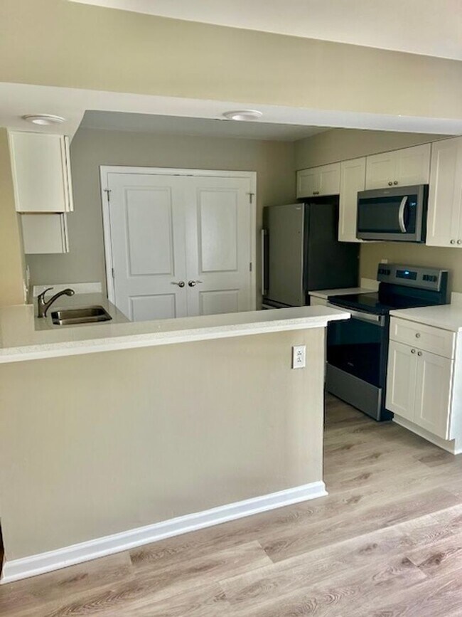 Building Photo - Available Beautifully Renovated Bungalow!