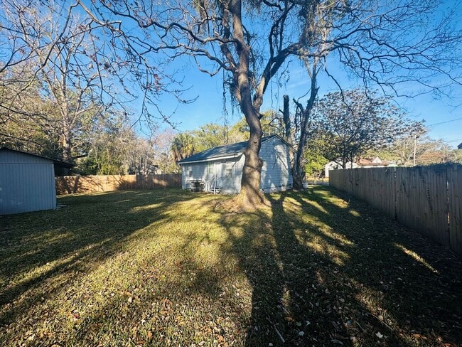 Building Photo - **Move in ready 3/1 Single Family home 32254