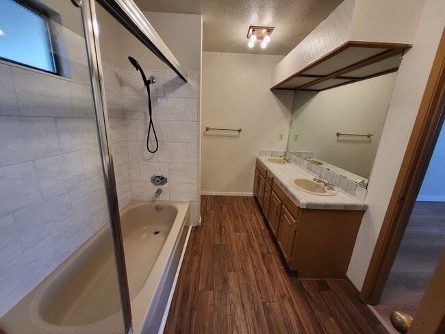 Building Photo - Recently Upgraded Townhouse in the Hills o...