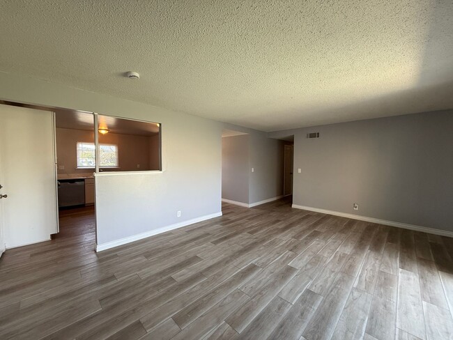 Building Photo - M12150