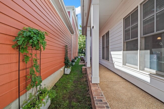 Building Photo - 556 Rienzi Dr