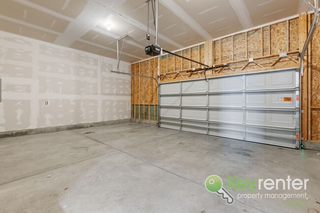 Building Photo - 5 Bedroom 3 Bath Home close to schools and shopping!