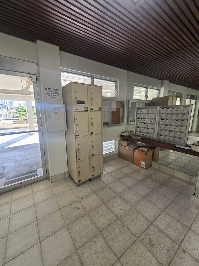 Building Photo - Conveniently located and secured 1-bedroom, 1-bathroom