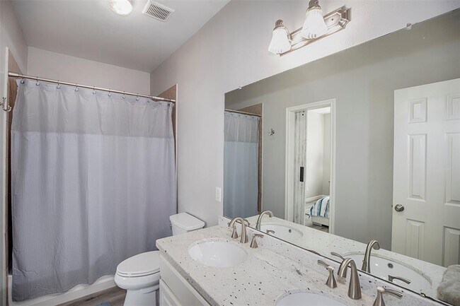 Building Photo - 2035 Kemah Village Dr