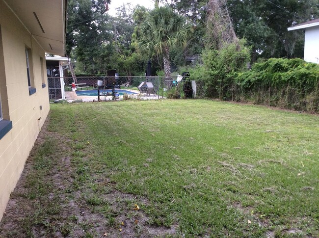 Building Photo - Large Home  fenced in back yard