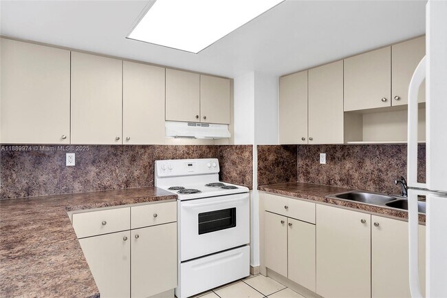 Building Photo - 3945 SW 89th Ave