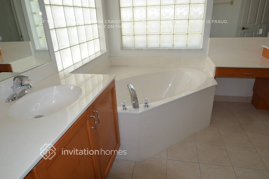 Building Photo - 3711 65th Ave E