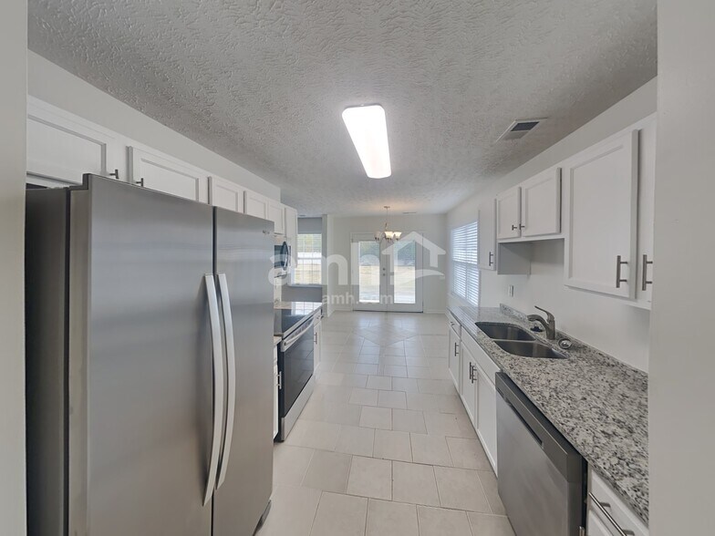 Building Photo - 651 Crescent Rd