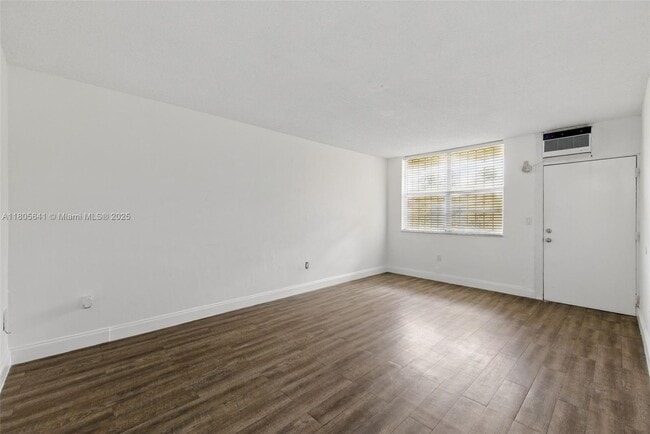 Building Photo - 465 E 28th St