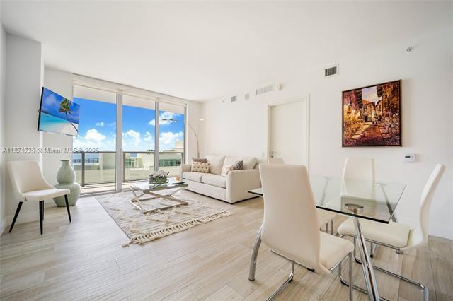 Building Photo - 1300 Brickell Bay Dr