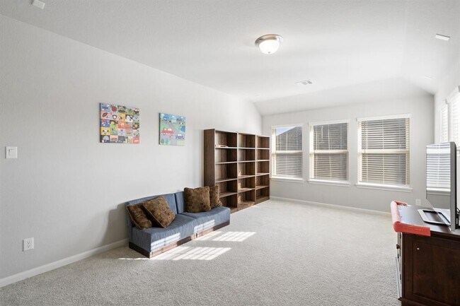 Building Photo - 515 Round Lake Dr