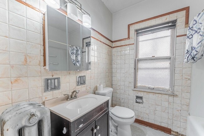 Building Photo - 1845 S Oak Park Ave