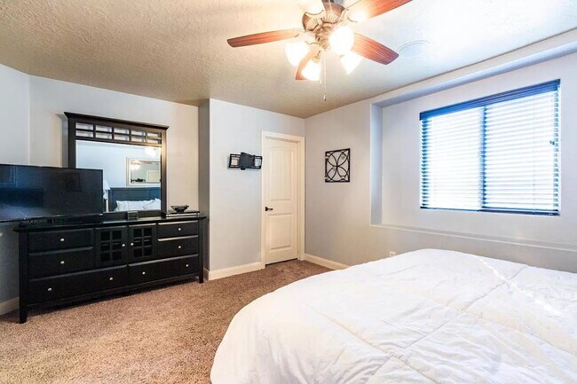 Building Photo - Spacious 3-Bed Townhouse Retreat in Southgate Townhomes