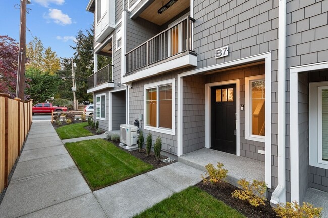 Building Photo - Modern 3 Bedroom Townhome with Designer Finishes in Lynnwood