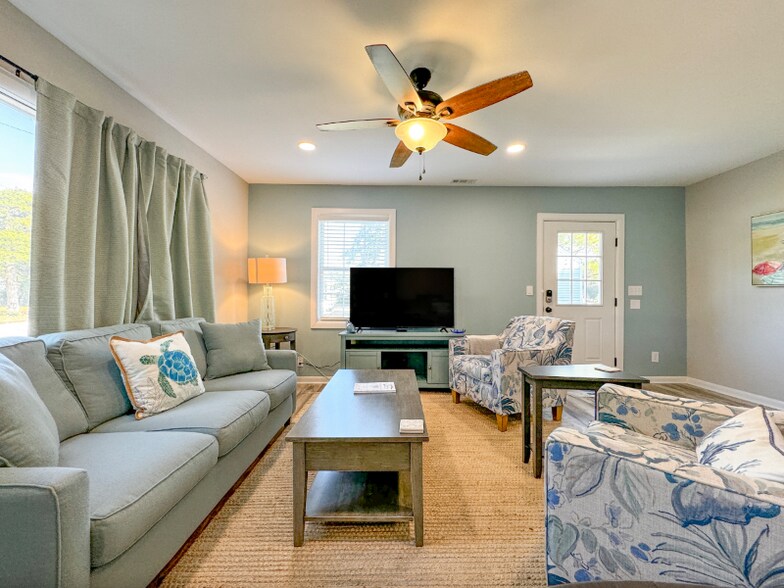 Building Photo - 2703 Homes Dr