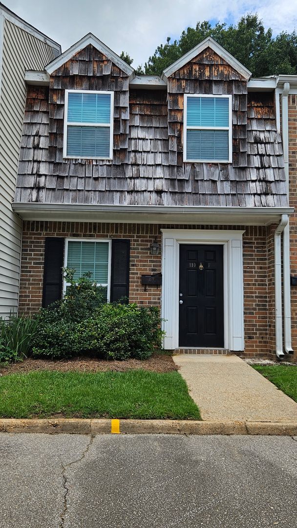 Building Photo - 1 bed 1 bath townhome in the Heart of Spring Hill