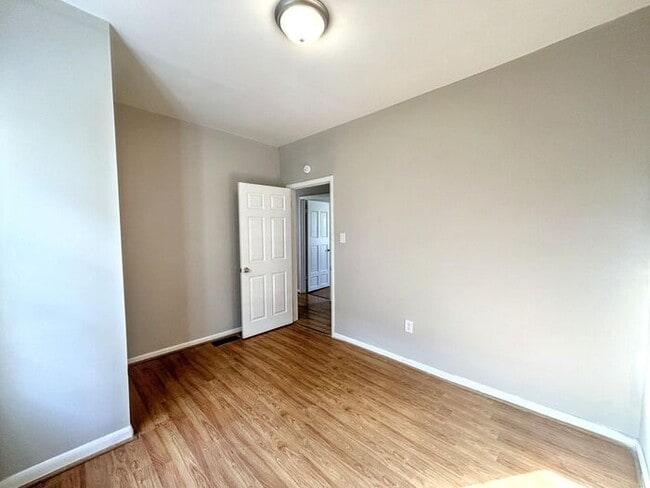 Building Photo - 1711 Center Way S