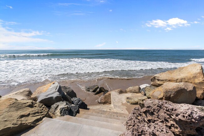 Building Photo - 2988 Solimar Beach Dr